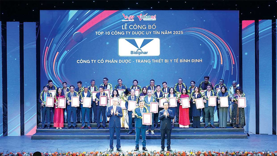 Tối 8-1-2026, Bidiphar nhận danh hiệu Top 4 công ty sản xuất dược phẩm uy tín Việt Nam năm 2025. Ảnh: ĐVCC