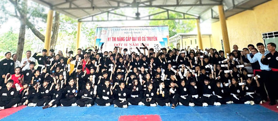 Kỳ thi nâng cấp đai võ cổ truyền tại Trường THCS Ngô Mây (xã Phù Cát) năm 2024. Ảnh: NVCC