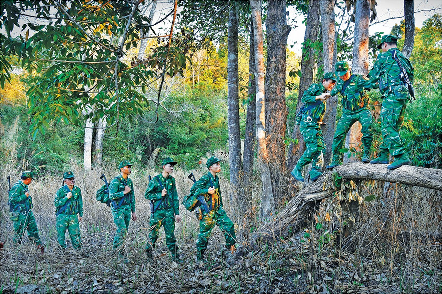 Bộ đội Biên phòng tuần tra, kiểm soát và bảo vệ vững chắc chủ quyền an ninh biên giới đất liền. Ảnh: Quốc Vinh