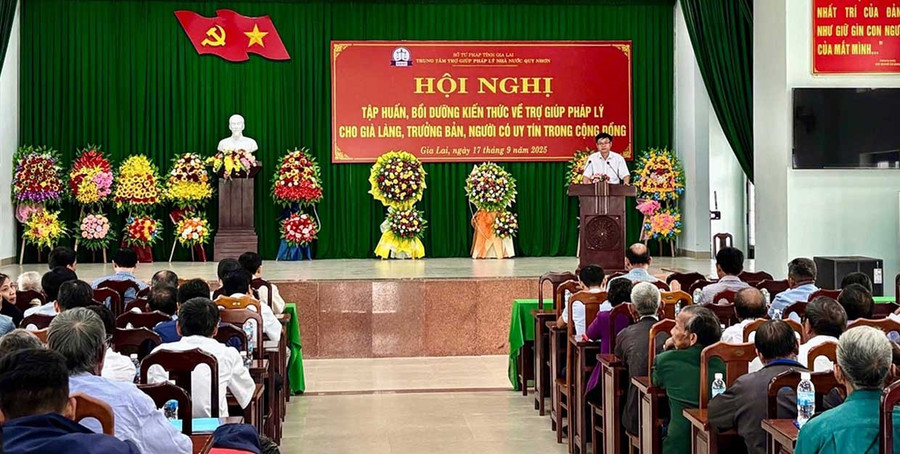 Hội nghị tập huấn, bồi dưỡng kiến thức về trợ giúp pháp lý cho già làng, trưởng thôn, người có uy tín do Trung tâm Trợ giúp pháp lý Nhà nước Quy Nhơn (Sở Tư pháp tỉnh) tổ chức. Ảnh: ĐVCC