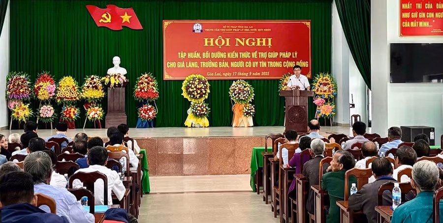 Hội nghị tập huấn, bồi dưỡng kiến thức về trợ giúp pháp lý cho già làng, trưởng thôn, người có uy tín do Trung tâm Trợ giúp pháp lý Nhà nước Quy Nhơn (Sở Tư pháp tỉnh) tổ chức. Ảnh: ĐVCC