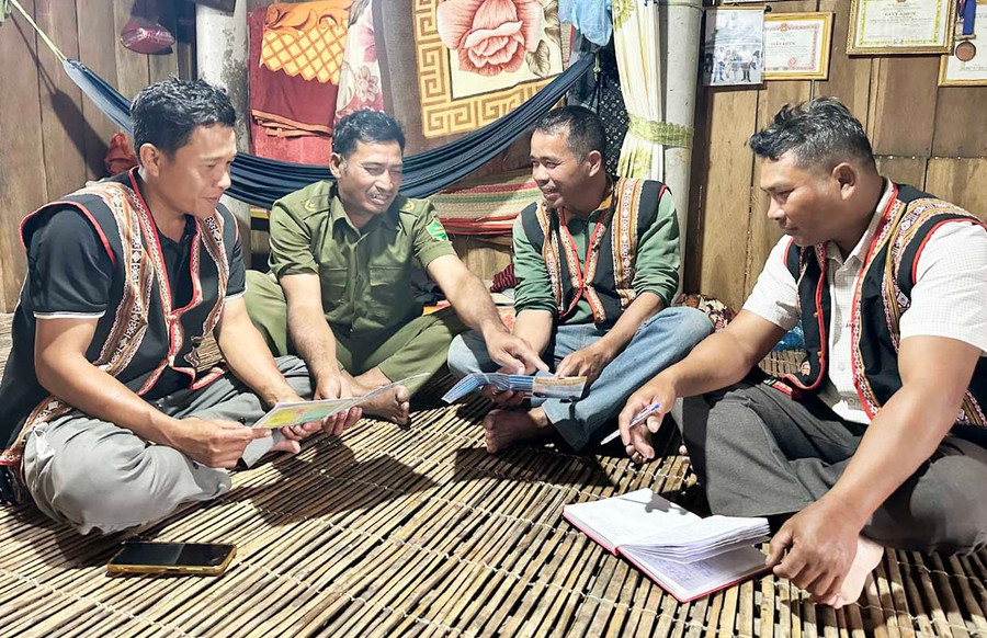 Ban quản lý làng và Tổ Bảo vệ an ninh trật tự làng Canh Thành (xã Vân Canh) phát tờ rơi tuyên truyền pháp luật cho hộ dân tại khu dân cư. Ảnh: D.Đ