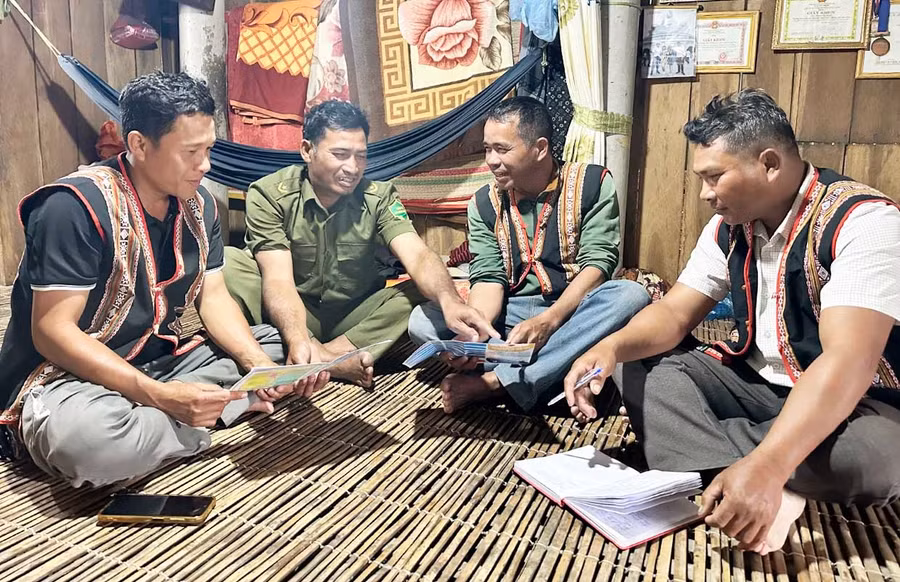 Ban quản lý làng và Tổ Bảo vệ an ninh trật tự làng Canh Thành (xã Vân Canh) phát tờ rơi tuyên truyền pháp luật cho hộ dân tại khu dân cư. Ảnh: D.Đ