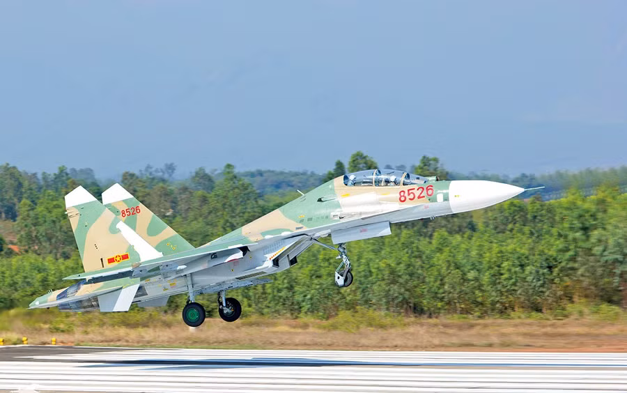 Trung đoàn 925 - đơn vị không quân duy nhất tại Việt Nam được trang bị Su-27, luôn thực hiện tốt nhiệm vụ huấn luyện sẵn sàng chiến đấu.