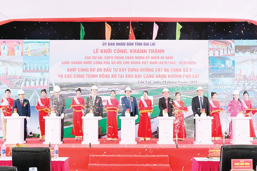 Khởi công Dự án đầu tư xây dựng đường cất hạ cánh số 2 và các công trình đồng bộ tại khu bay Cảng hàng không Phù Cát, ngày 19-8-2025. Ảnh: Đức Thụy