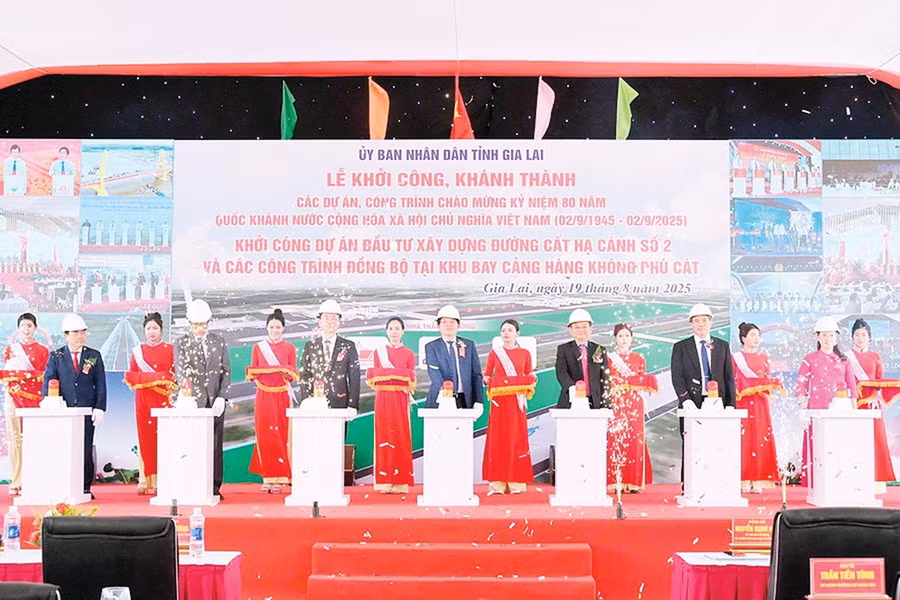 Khởi công Dự án đầu tư xây dựng đường cất hạ cánh số 2 và các công trình đồng bộ tại khu bay Cảng hàng không Phù Cát, ngày 19-8-2025. Ảnh: Đức Thụy