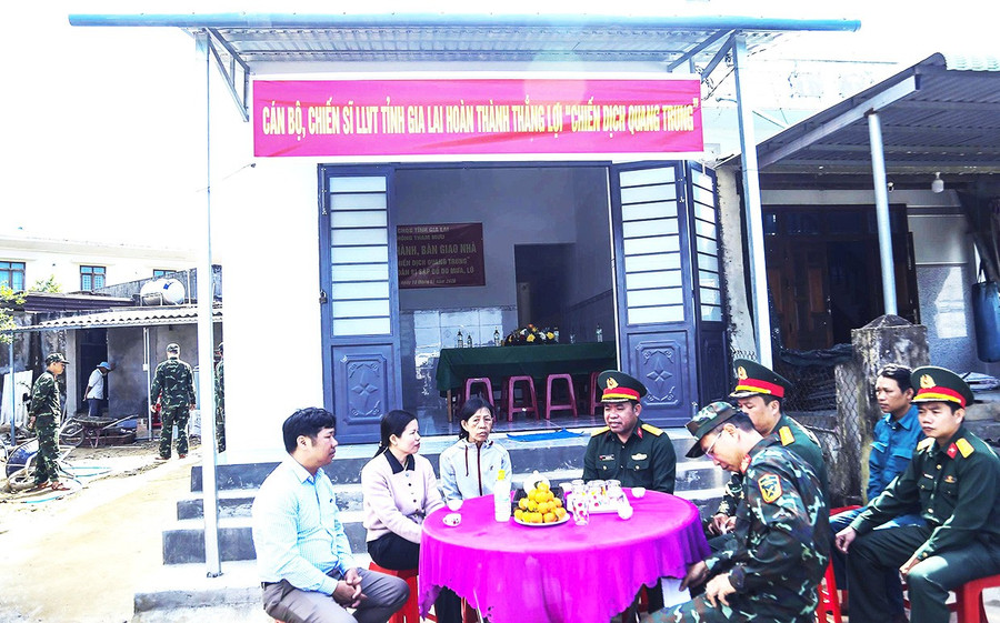 “Chiến dịch Quang Trung” đã hoàn thành xây mới 674 căn nhà cho người dân vùng bão lũ. - Trong ảnh: Bà Lê Thị Cúc, 68 tuổi, ở thôn Giang Bắc, xã Tuy Phước Bắc (thứ 3 từ trái sang) tiếp khách đến chúc mừng niềm vui có nhà mới. Ảnh: Hồng Phúc