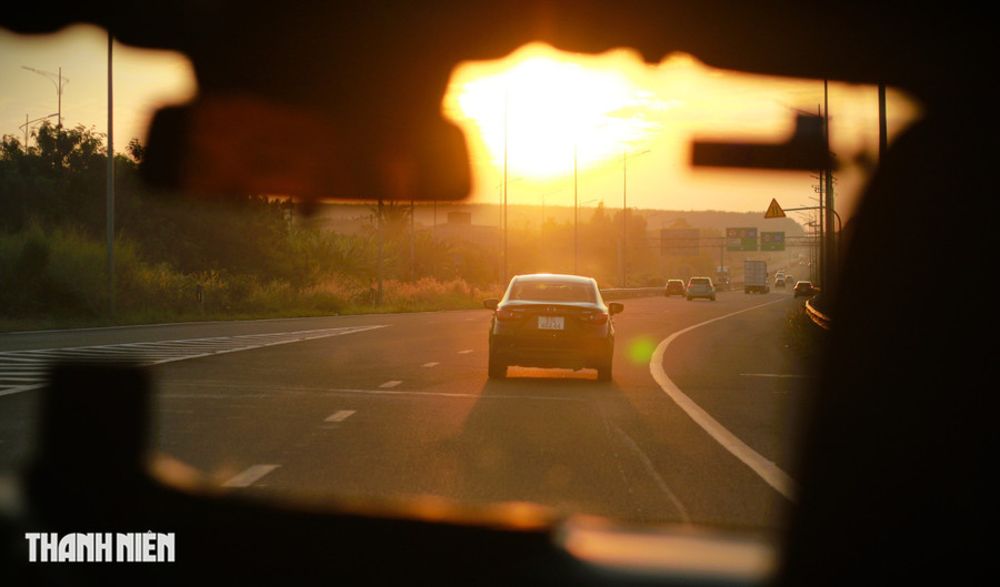 Hừng đông trên cao tốc Phan Thiết - Dầu Giây.