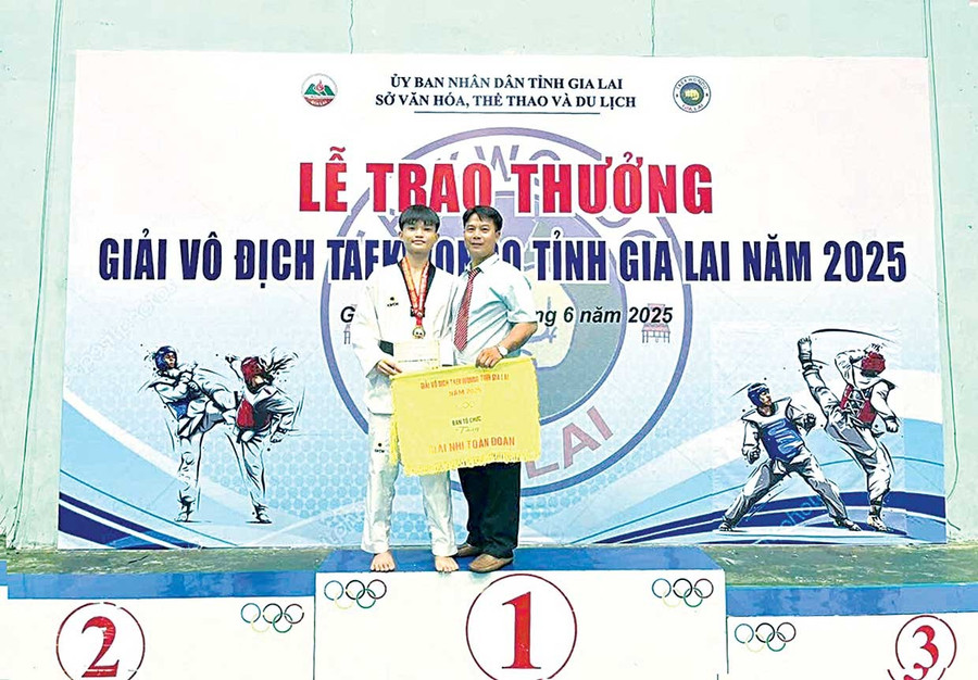 Anh Lê Đình Đức (phải) có nhiều đóng góp cho phong trào taekwondo tỉnh. Ảnh: Lê Gia