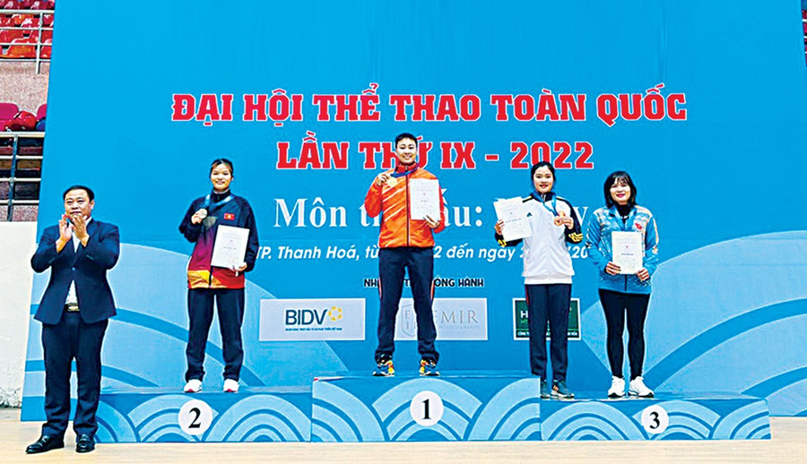 Chị Phạm Thị Xoan (bìa phải) giành huy chương đồng môn muay ở Đại hội thể thao toàn quốc năm 2022. Ảnh: Lê Gia
