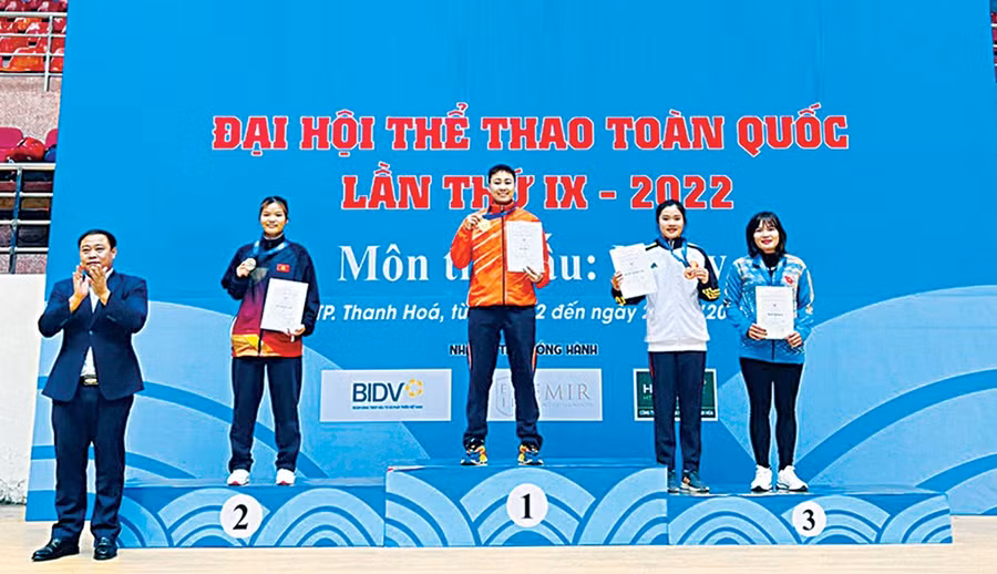 Chị Phạm Thị Xoan (bìa phải) giành huy chương đồng môn muay ở Đại hội thể thao toàn quốc năm 2022. Ảnh: Lê Gia