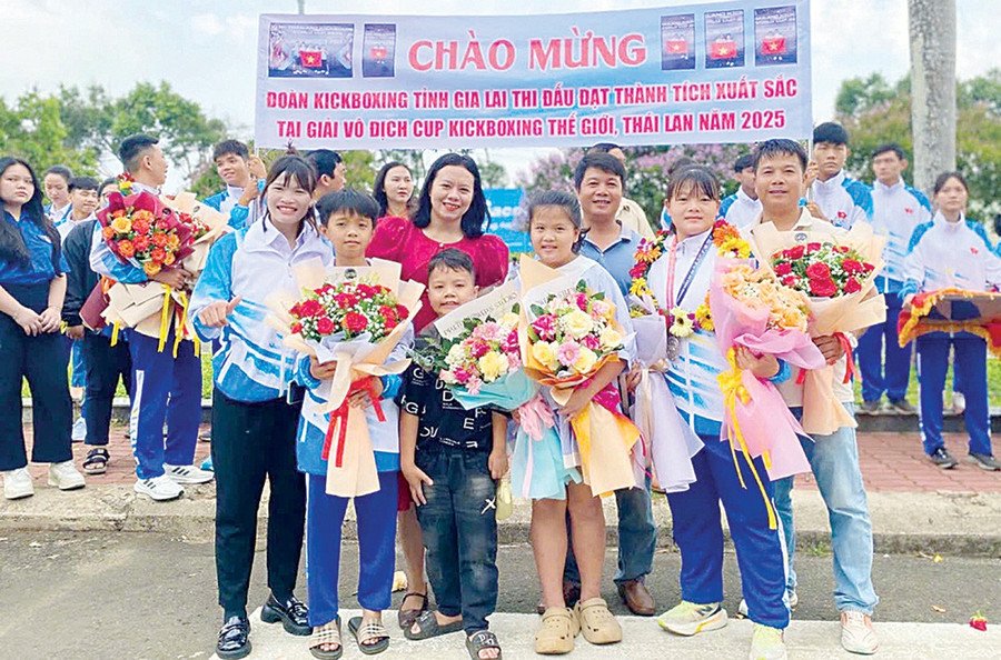 Vợ chồng anh Đức đón con gái Yến Nhi (thứ 2 từ phải sang) trở về từ Giải vô địch cúp kickboxing thế giới năm 2025. Ảnh: Lê Gia