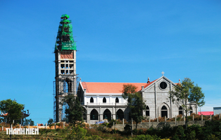 Tháp chuông nhà thờ đang xây dựng trên đồi cao