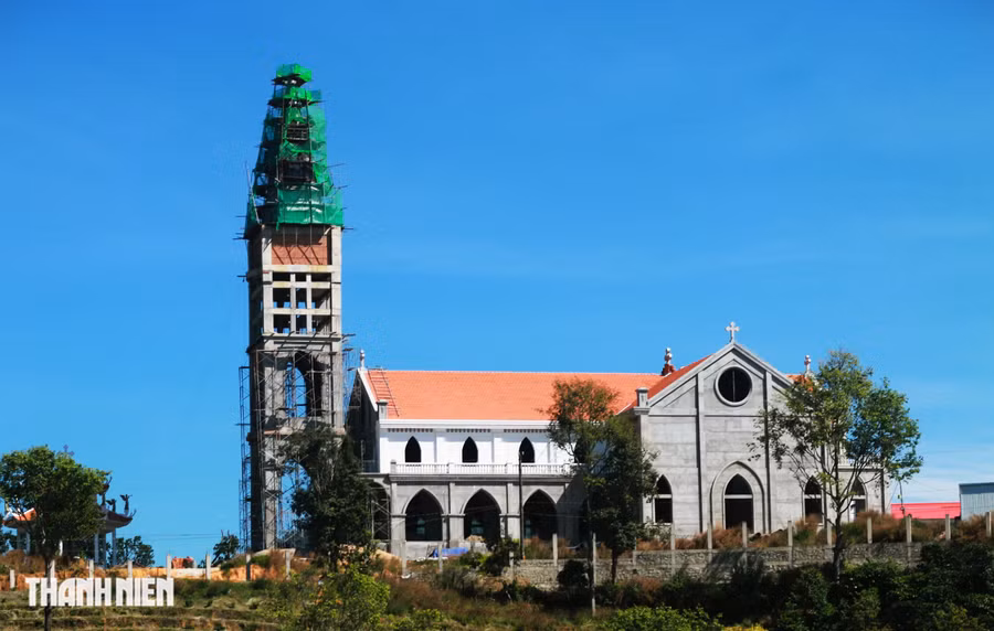 Tháp chuông nhà thờ đang xây dựng trên đồi cao