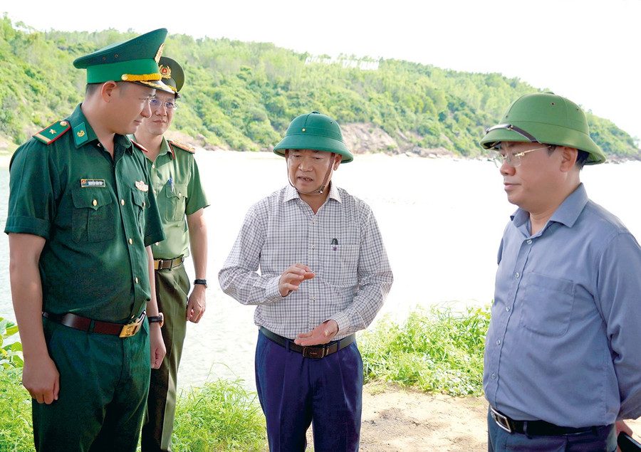 Bí thư Tỉnh ủy Thái Đại Ngọc (thứ 2 từ phải sang) kiểm tra tình hình bồi lấp luồng lạch ra vào cảng cá Tam Quan (phường Hoài Nhơn Bắc). Ảnh: N.H