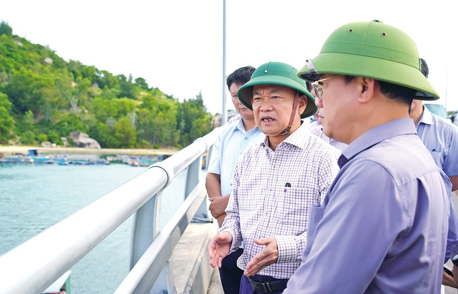 Bí thư Tỉnh ủy Thái Đại Ngọc (thứ 2 từ phải sang) kiểm tra hoạt động khai thác thủy sản tại cảng cá Đề Gi. Ảnh: N.H