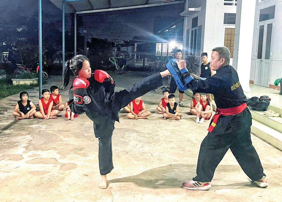 Võ sư Lê Văn Công tập luyện kỹ thuật cho học trò tại Nhà văn hóa thôn Phú Kim (xã Phù Cát) vào cuối tháng 1.2026. Ảnh: NVCC