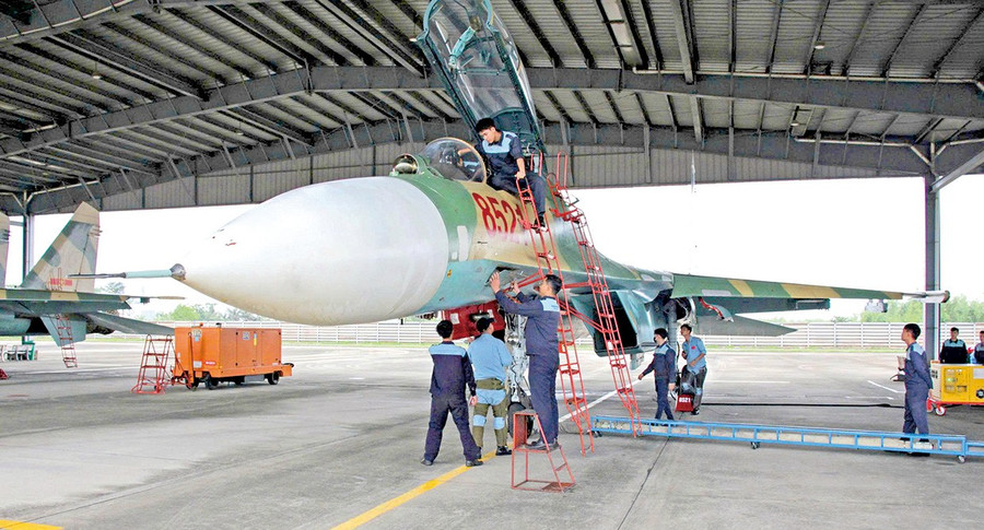 Bảo đảm kỹ thuật cho Su-27 tại Trung đoàn 925. Ảnh:H.P