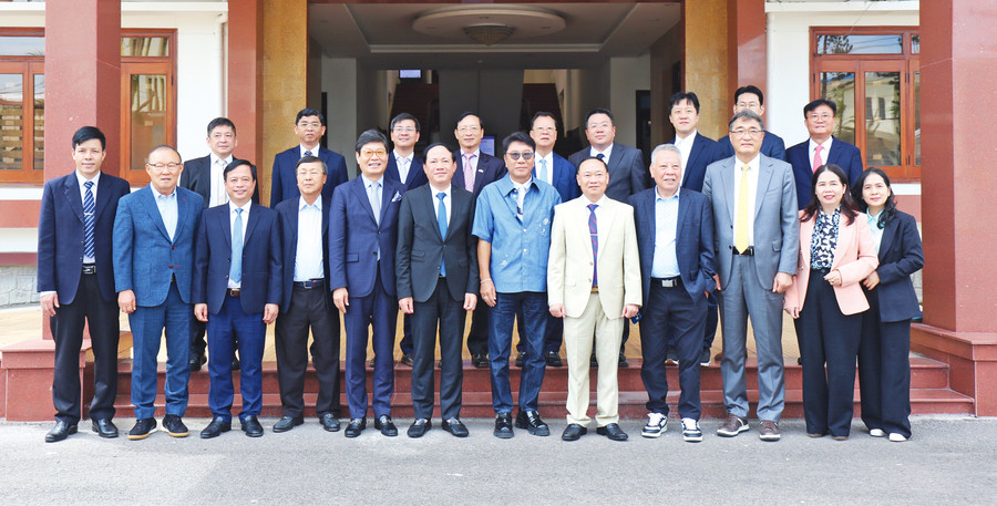 Lãnh đạo tỉnh tiếp đoàn doanh nghiệp Hàn Quốc đến Gia Lai tìm hiểu cơ hội đầu tư. Ảnh: T.SỸ