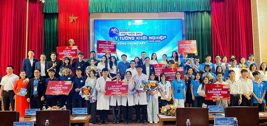 Quá trình thực hành thí nghiệm của nhóm sinh viên Khoa Sư phạm giành giải nhất tại cuộc thi. Ảnh: Hồ Điểm