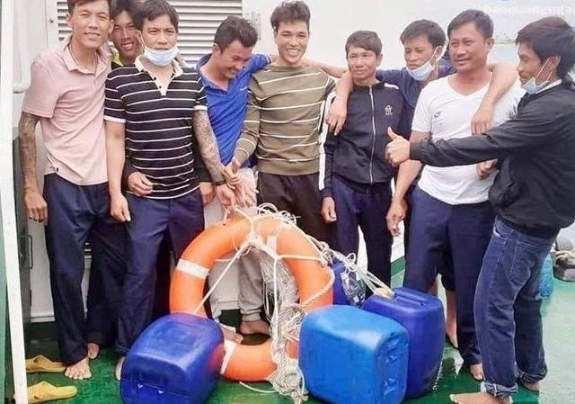Nhóm 9 ngư dân được anh Nguyễn Chí Thạnh cứu hồi tháng 3.2022. ẢNH: HỮU DANH