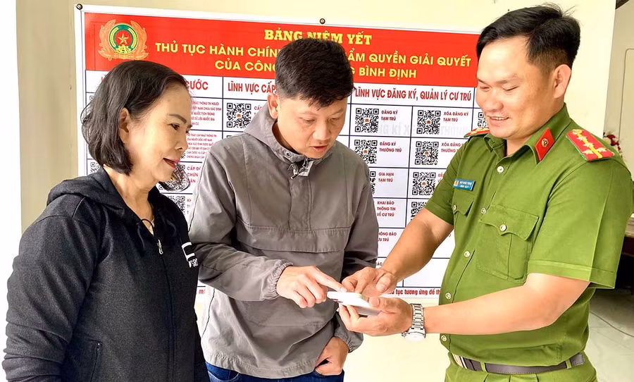 Công an phường Bình Định giới thiệu cho người dân ứng dụng “Cảnh báo An ninh mạng Gia Lai” và các dịch vụ công trực tuyến trên VNeID. Ảnh: N.Chơn