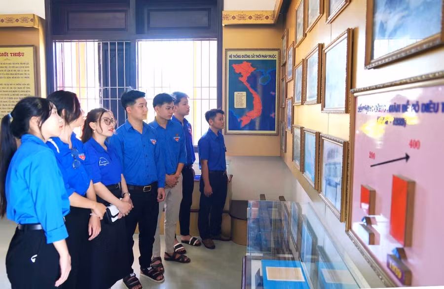 Đoàn viên, thanh niên xã Tuy Phước tham quan, tìm hiểu lịch sử hình thành Chi bộ Đề-pô Diêu Trì (xã Tuy Phước). Ảnh: N.H