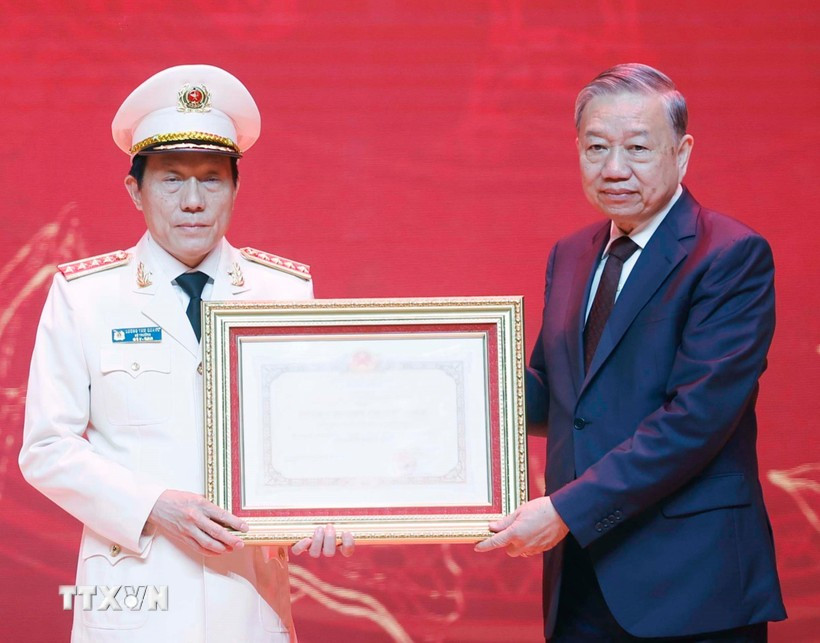 Tổng Bí thư Tô Lâm trao Huân chương Hồ Chí Minh tặng Lực lượng tình báo Công an nhân dân. (Ảnh: Thống Nhất/TTXVN)