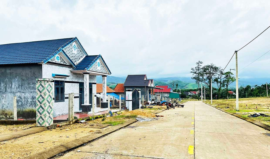 Khu tái định cư vùng thiên tai thôn 4 và 5 An Trung (xã An Vinh) đã có 7/90 hộ chuyển vào sinh sống. Ảnh: D.Đ