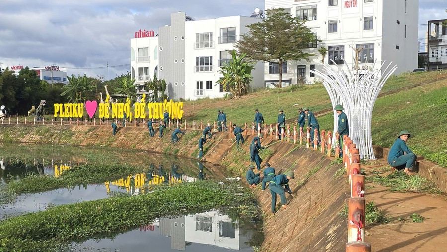 Các lực lượng ra quân tổng dọn vệ sinh môi trường, thu gom rác thải đường D2 bờ kè suối Hội Phú. Ảnh: Phương Duyên