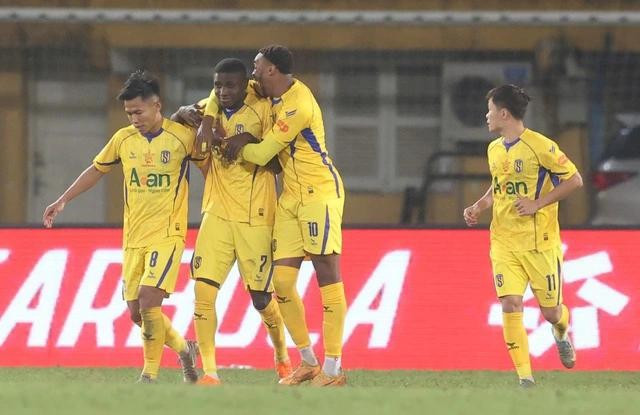 SLNA bất ngờ có chiến thắng đậm nhất của mình từ đầu giải trên sân Thể Công Viettel. Ảnh: Minh Tú