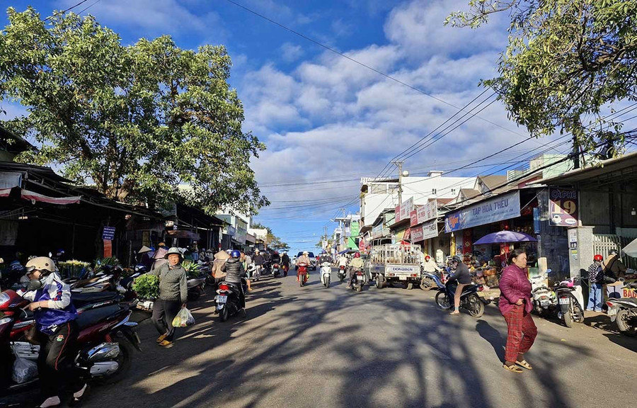 Người dân họp chợ tự phát lấn chiếm gần 1/2 lòng đường. Ảnh: T.T