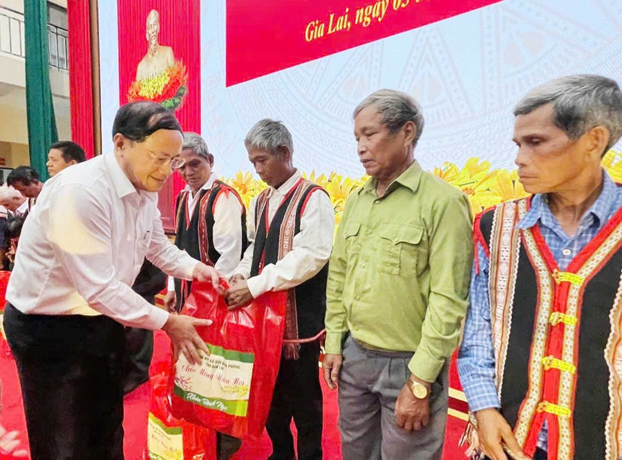 Chủ tịch UBND tỉnh Phạm Anh Tuấn trao quà cho các già làng, người có uy tín. Ảnh: Công Cường