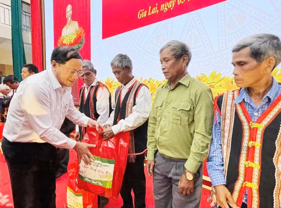 Chủ tịch UBND tỉnh Phạm Anh Tuấn trao quà cho các già làng, người có uy tín. Ảnh: Công Cường