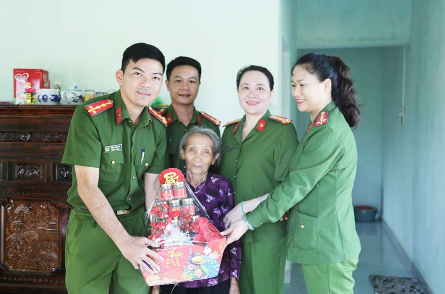 Lực lượng Công an đến thăm, tặng quà cho bà Ngô Thị Đàng (thôn Thái Bình, xã Đề Gi). Ảnh: B.H