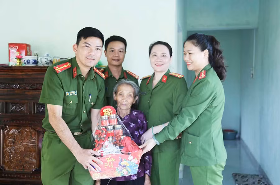 Lực lượng Công an đến thăm, tặng quà cho bà Ngô Thị Đàng (thôn Thái Bình, xã Đề Gi). Ảnh: B.H
