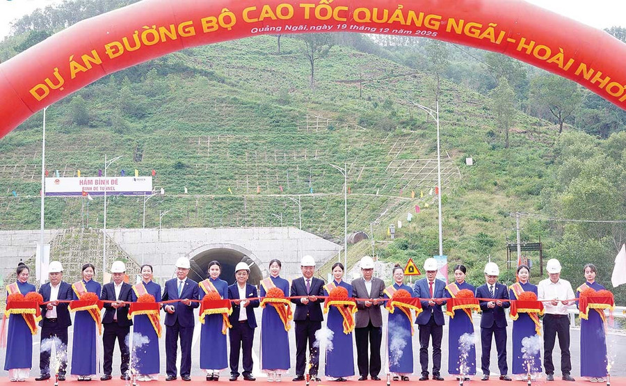 Lễ thông xe tuyến cao tốc Bắc - Nam đoạn Quảng Ngãi - Hoài Nhơn diễn ra ngày 19-12-2025. Ảnh: Bảo Hòa