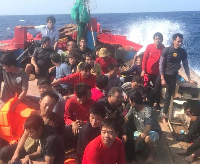 Nhóm 32 ngư dân Trung Quốc được anh Bùi Văn Phải cứu ngày 11.7.2019. ẢNH: P.A