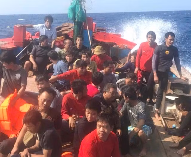 Nhóm 32 ngư dân Trung Quốc được anh Bùi Văn Phải cứu ngày 11.7.2019. ẢNH: P.A