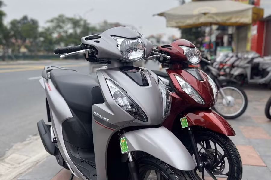 Mẫu xe này hiện đang được phân phối phiên bản 2026 với một số thay đổi về diện mạo, màu sắc, tem trang trí kèm trên 4 phiên bản khác nhau. Giá bán đề xuất từ hãng dao động 31,3-36,6 triệu đồng (đã bao gồm VAT 8%).