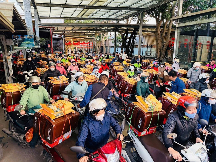 Quà Tết của công nhân được chằng buộc cẩn thận