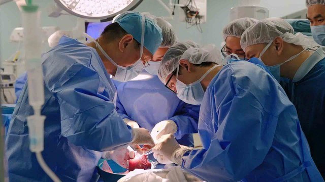 Các bác sĩ của Bệnh viện đa khoa quốc tế Vinmec Times City đã thực hiện thành công ca ghép gan cho bệnh nhi hơn 11 tháng tuổi. ẢNH: THANH TUYỀN