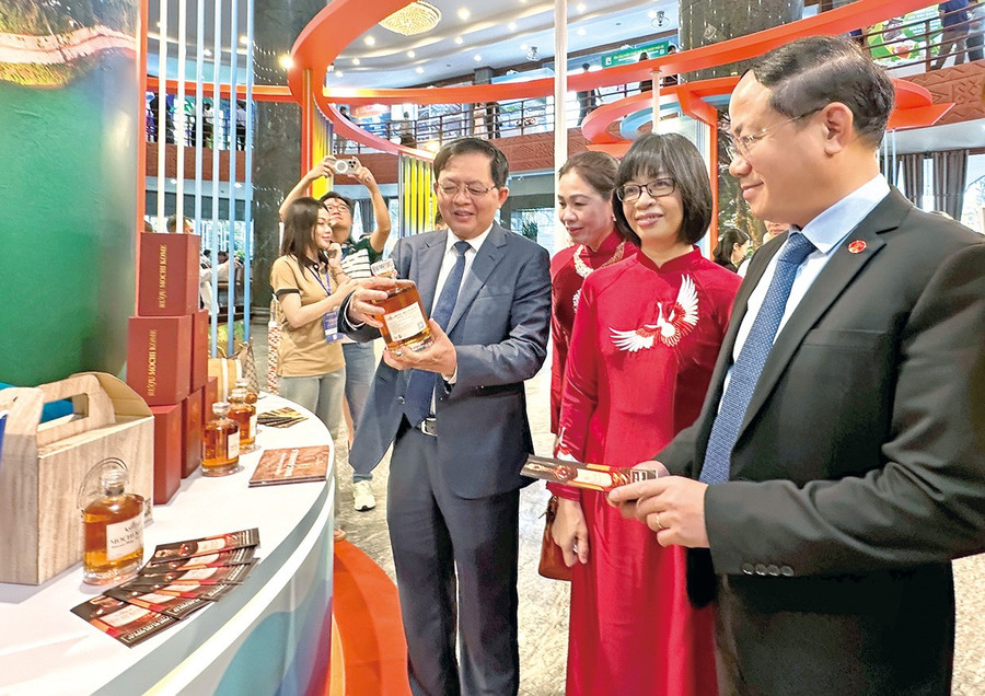 Lãnh đạo tỉnh cam kết đồng hành cùng các nhà đầu tư khi đến đầu tư tại Gia Lai. Ảnh: Hà Duy