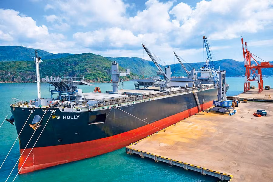 Tháng 12-2025, có 1,24 triệu tấn hàng hóa thông qua Cảng Quy Nhơn, mốc cao nhất từ trước đến nay trong một tháng. Ảnh: ĐVCC