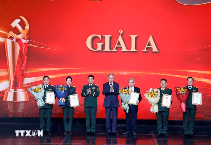 Tổng Bí thư Tô Lâm, Bí thư Quân ủy Trung ương và Đại tướng Phan Văn Giang, Ủy viên Bộ Chính trị, Phó Bí thư Quân ủy Trung ương, Bộ trưởng Bộ Quốc phòng trao giải A cho tác giả và nhóm tác giả. (Ảnh: Thống Nhất/TTXVN)