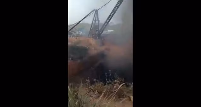 Ảnh từ video được cho là ghi lại hiện trường đám khói bốc lên tại mỏ than ở Meghalaya của Ấn Độ, nơi xảy ra vụ nổ ngày 5-2 (ảnh chụp màn hình X).