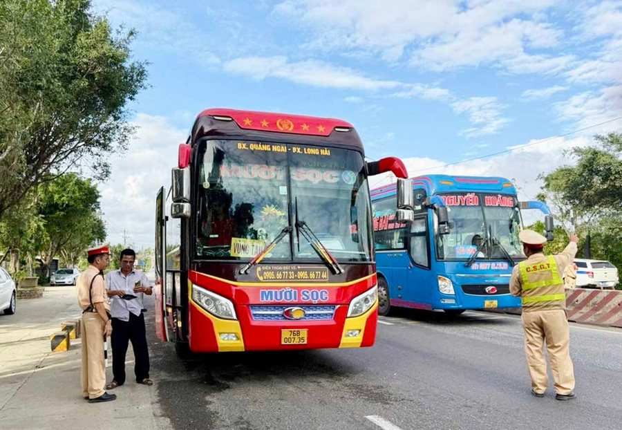 Cán bộ Trạm Cảnh sát giao thông Tuy Phước kiểm soát phương tiện kinh doanh vận tải hành khách trên tuyến Quốc lộ 1. Ảnh: K.A