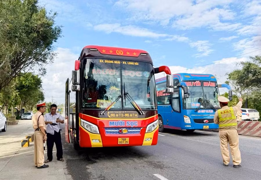 Cán bộ Trạm Cảnh sát giao thông Tuy Phước kiểm soát phương tiện kinh doanh vận tải hành khách trên tuyến Quốc lộ 1. Ảnh: K.A