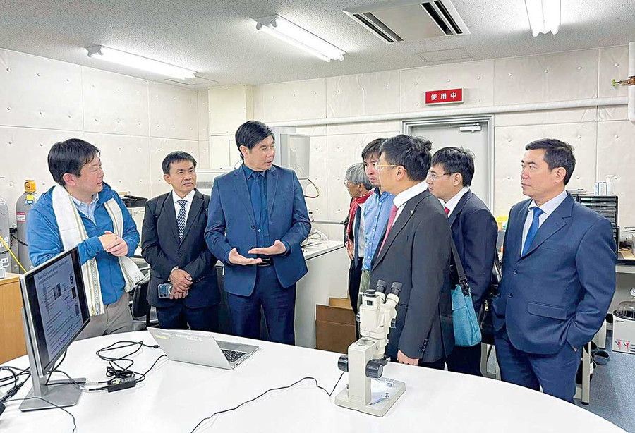 Đoàn cán bộ nghiên cứu khoa học của Trường ĐH Quy Nhơn tại Đài quan sát thiên văn Okayama - trên núi Chikurinji, ở thị trấn Yakage, TP Asakuchi.