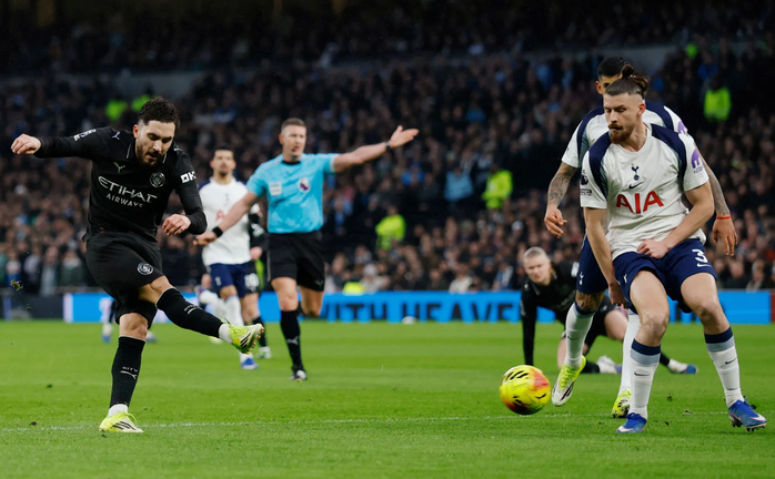 Rayan Cherki mở tỉ số cho đội khách Man City